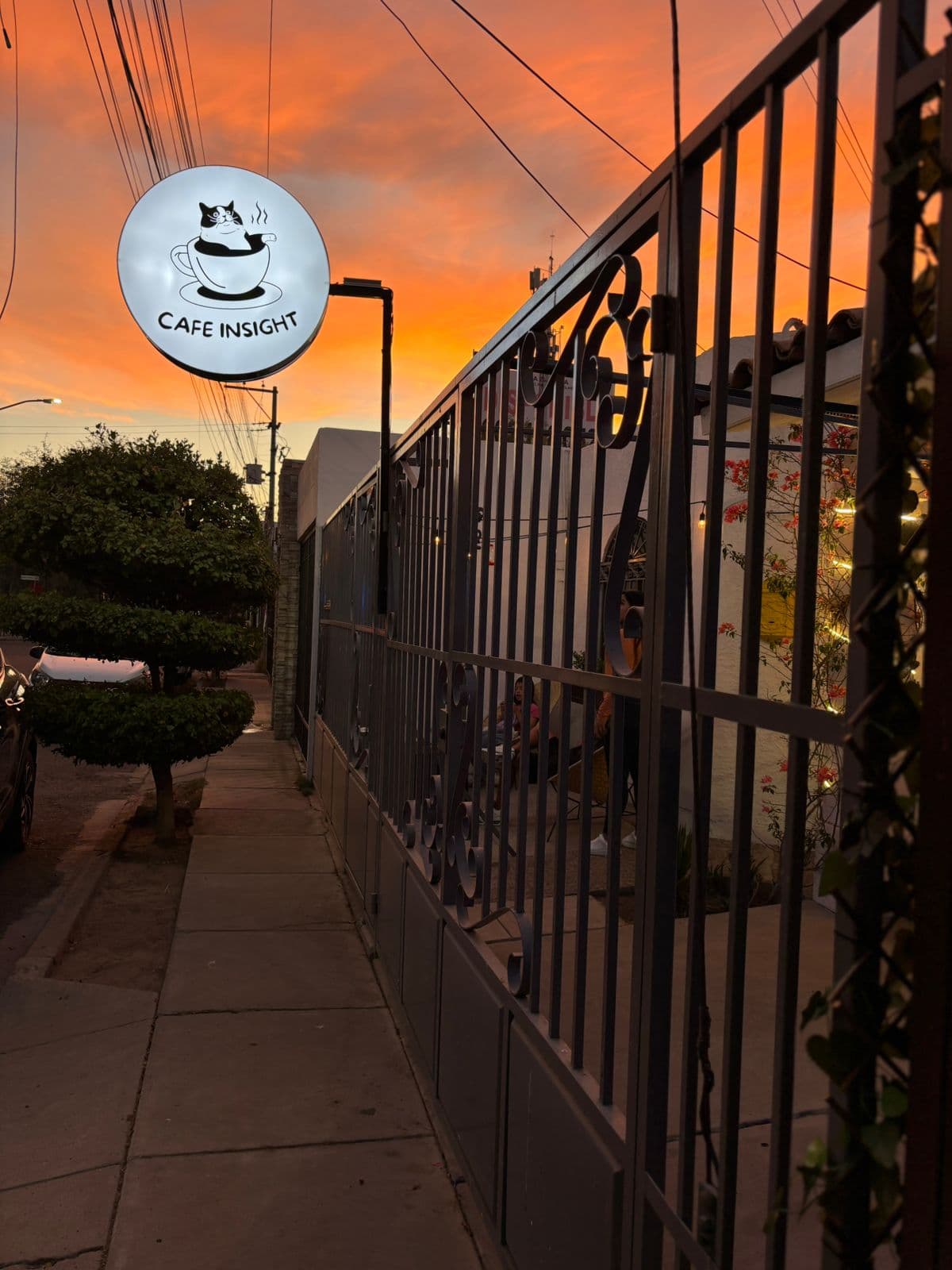 Exterior de Cafe Insight durante el atardecer