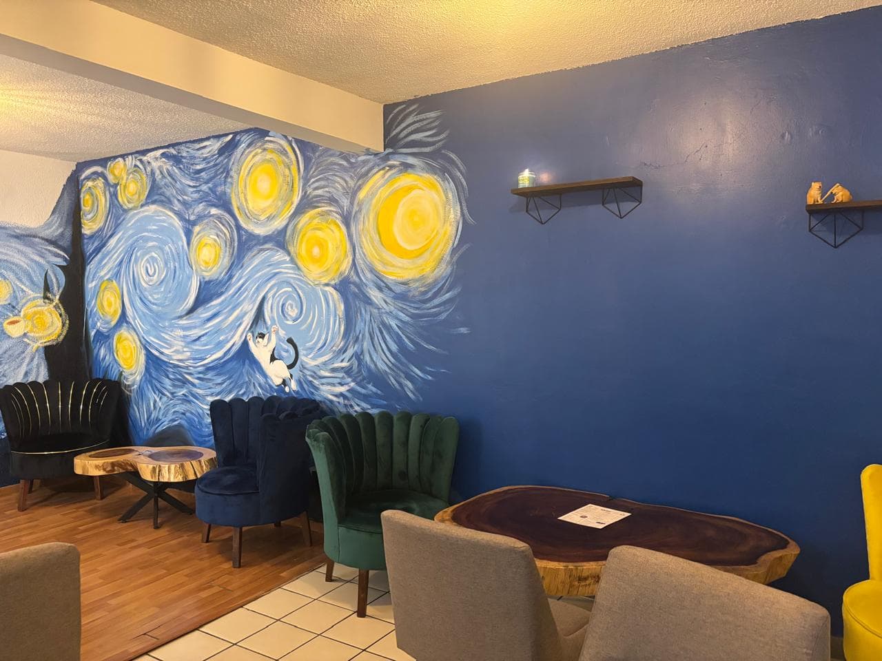 Interior del café con mural inspirado en La Noche Estrellada